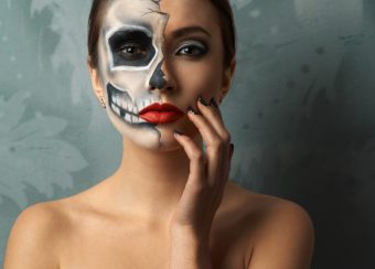 Foundation dan lipstick untuk halloween